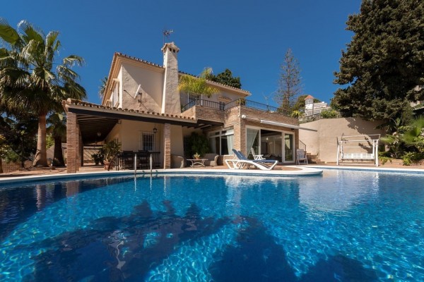 Private Villa with Pool & BBQ
